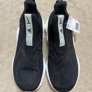 NWT Adidas tennis shoes.